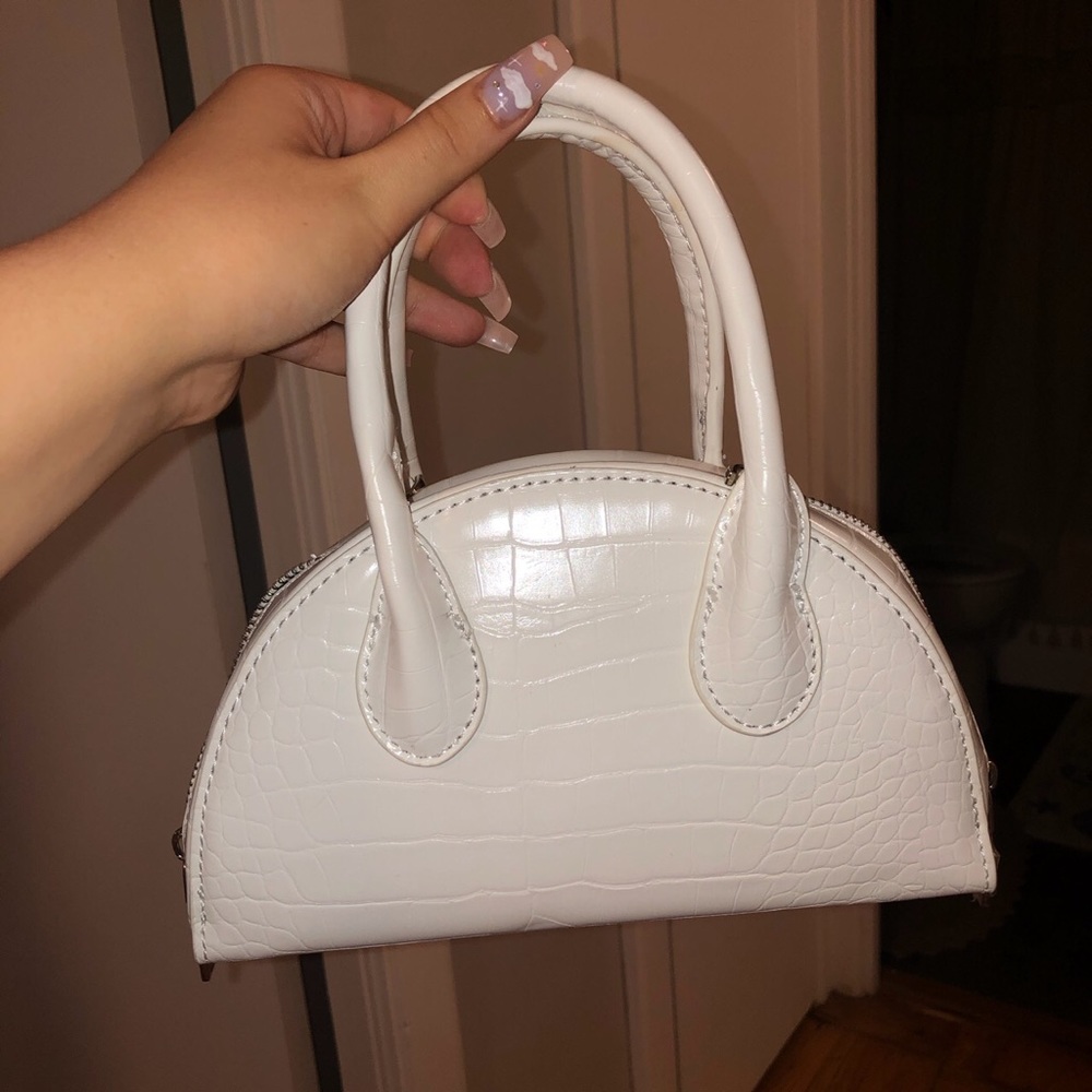 White handbag 🤍